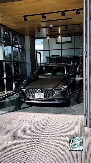 Mazda 3 Gris Titanio: Elegancia y Estilo