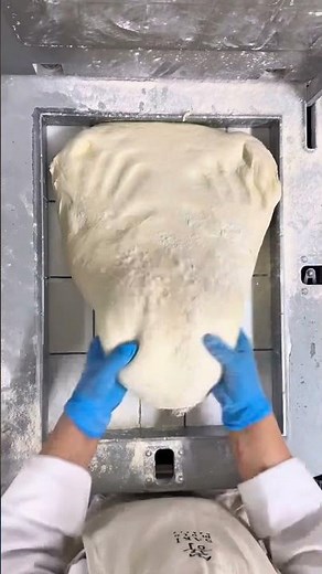 パン生地を素早く分割します🍞 #パン作り #パン屋 #breadmaking #japanesefood