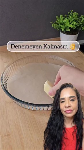 Andrea Agostinho on Instagram: "🍎 BOLO DE MAÇÃ COM CARAMELO (Forma Pyrex de 26 cm) Ingredientes • 2 maçãs grandes (usei maçãs Amasya) • 1 colher de chá de canela • Nozes ou castanhas picadas (a gosto) Massa do Bolo • 2 ovos • 1 xícara de açúcar • 1 xícara de leite • 1 xícara de óleo • 1 colher de chá de essência de baunilha • 1 colher de sopa de fermento em pó • 1½ xícaras de farinha de trigo Caramelo • 1 xícara de açúcar ⸻ Modo de Preparo 1. Descasque e fatie as maçãs. 2. Forre uma forma redon