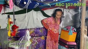 ABC Cambodia : បុរសម្នាក់​ត្រលប់មកពី​រេីសអេតចាយ​វិញ ដល់កន្លែងស្នាក់នៅ​ បែរជាមិនឃេីញប្រពន្ធ លុះពេលប្រពន្ធជិះម៉ូតូឌុបបីកូនមកពីទឹកដោះគោសោះ ក៏មានចិត្តប្រច័ណ្ឌ​ កេីតជម្លោះ​ទាស់សម្ដីគ្នា​ នៅម្ដុំច្រមុះជ្រូកក្បាលថ្នល់​ ផ្លូវ២៧១​ សង្កាត់ចាក់អង្រែលេី​ ខណ្ឌមានជ័យ​ បង្កឲ្យមានការភ្ញាក់ផ្អើលដល់ប្រជាពលរដ្ឋដែលនៅក្បែរនោះ ​រាយការណ៍ប្រាប់សមត្ថកិច្ចចុះអន្តរាគមន៍​សម្របសម្រួល​ តែបុរសជាប្ដីក៏ចេញទៅបាត់​ ហេីយប្រពន្ធសុំត្រឹមយកតែសម្ភារៈ​ទារក​ និងខោរអាវ​បន្តិចបន្តួច​ចេញទៅនៅផ្ទះបងប្អូនវិញ​ប៉ុណ្ណោះ​ កាលពីម៉ោង១១យប់​ ថ្ងៃទី១៦