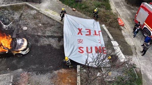 🔬 Innovation in Fire Safety: A Closer Look at Suntex's Fire Blanket Performance During a controlled test, the Suntex Fire Blanket demonstrated remarkable dual functionality in both fire containment and ventilation. After covering a vehicle fire for 10 minutes, the blanket’s specially engineered fabric began releasing trapped gases from underneath, with a measured breathability rate of 2.3–2.7 cm³/(cm²·s). This controlled venting significantly reduces the risk of explosion caused by accumulated 
