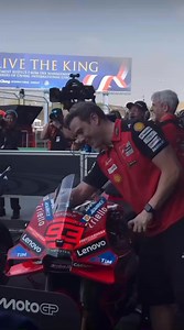 Semua Ducati merayakannya, KECUALI PECCO.. 🥺 Akhir pekan yang rumit bagi seorang Pecco Bagnaia.. Padahal Dia adalah rider yang paling lama di Ducati, namun Dia harus pasrah jadi pembalap ketiga dibelakang Dua Marquez bersaudara.. 😟 #MotoGp #ThaiGp #Buriram #Ducati #Grandprix #Racing #Race #PeccoBagnaia | Block Pass MotoGp