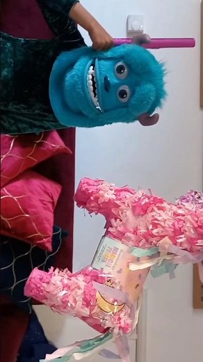 how to open pinata || best gift ever || what's inside in the pinata | gift by sister || pinata ideas