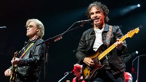 9.5K views · 354 reactions | Daryl Hall & John Oates' live performance for "Out of Touch". #darylhall #JohnOates #80s | Frequência Modular | Facebook