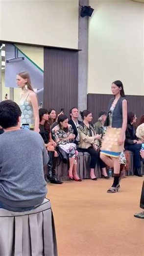 #MintReports พาชมโมเมนต์ฟินาเล่ของ Marni คอลเล็กชั่น Fall Winter 2026 โดยมีแขกคนสำคัญอย่าง #MIYEON #idle และ #Wangfeifei มาร่วมชมโชว์ โดยคอลเล็กชั่นนี้ Meryll Rogge ได้ชวนคิดถึงความทรงจำ ผสมผสานงานฝีมือ และเอกลักษณ์ของแบรนด์ สู่งานดีไซน์นิยามใหม่ ผ่านไอเท็มหลากหลายชิ้นทั้งเสื้อผ้า แอคเซสเซอรี่ ที่เต็มไปด้วยดีเทลความประณีต และหยิบมาใส่ได้ทุกคน 💚 #Marni #MintMagTH | Mint Magazine Thailand