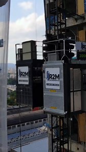 Nosso elevador de cremalheira em funcionamento é a prova do desempenho que sua obra precisa. Projetado para oferecer segurança, estabilidade e agilidade, ele é ideal para construções de médio e grande porte que exigem produtividade sem abrir mão da confiança. Quem entende do assunto, escolhe soluções testadas e aprovadas no canteiro. 👉 Quer saber qual modelo é ideal para o seu projeto? Fale com nosso time! 📲 Link na bio. #elevador #elevador #elevadorcremalheira #segurança | R2M Equipamentos
