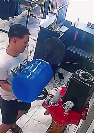 Se voce é homem e não sabe colocar um Galão de água no filtro, voce falhou como homem nessa sociedade mano. Volte pro útero da sua mãe.