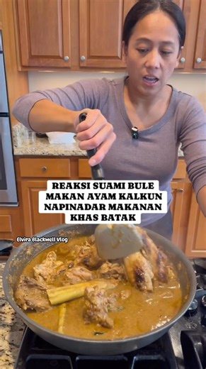 Elvira Blackwell on Instagram: "Dalam menyambut perayaan thanksgiving di Amerika sudah menjadi tradisi orang disini masak ayam kalkun (turkey) yang mana ayam kalkunnya hanya dipanggang dengan bumbu yang sangat basic, dan beberapa kali saya coba rasanya saya kurang suka maka tiap tahun saya masak kalkun cara saya sendiri, seperti tahun lalu saya masak kalkun rendang kali ini saya masak kalkun napinadar. Saya pikir suami gak bakalan mau mencobai karena bakalan pedas ternyata???? #masak #ayamkalkun