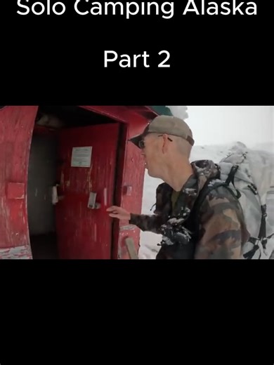 SENDIRIAN DI CABIN ALASKA… ❄️🔥 Sendirian.. Suhu di bawah nol.. Cabin kayu tua di tengah Alaska ini penyelamat Perabotan dan persediannya memadai.. Ini bukan liburan, tapi ini ujian hidup #alaska #tiktokindonesia #campinglife #tipsmendaki #fyp #outdoors #pendakigunung #viralindonesia #survivalskills