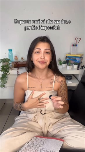 Rafaela Vilanova Garcia Takakusa on Instagram: "🔑 A chave quase sempre é mudar o ponto de vista • Não é concordar com o que o outro fez • Nem minimizar a dor • É tentar entender de onde aquilo veio 🪞 Se colocar no lugar do outro não é passar pano • É olhar a história, os limites e as faltas daquela pessoa • É perceber que ninguém machuca a partir do equilíbrio • Pessoas ferem a partir do que não conseguiram elaborar ⚠️ Enquanto você só ocupa o seu lugar, o rancor cresce • A dor fica rígida • A