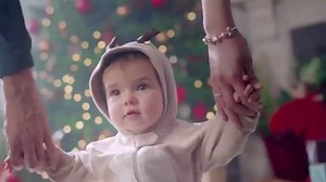 ¿Has visto ya el nuevo anuncio de Navidad de PANDORA? Celebra tus mejores momentos con nuestras joyas y prepárate para una Navidad inolvidable y llena de felicidad :) | Pandora