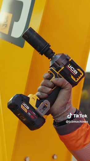 Changing Bucket Teeth on JCB 3CX Backhoe Loader