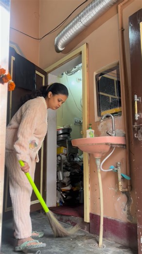 Swati Thakur on Instagram: "वैसे आप लोग जल्दी जल्दी prayer karo की मैं जल्दी से new फ़ोन ले lu ताकि आपको डेली daily new vlogs दिखा पाऊ🥹 #ᴍɪɴɪᴠʟᴏɢ #shorts #minishorts #vlog #viralreels"