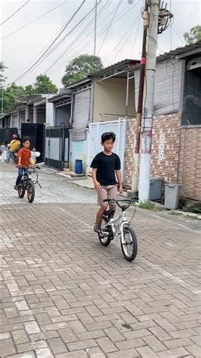 Kaget banget! Kakak azka bisa berdiri di sepeda!