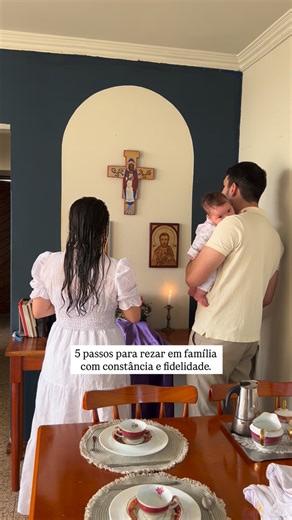 Rafael Sammy | Virtude da Ordem on Instagram: "Aqui em casa, esforçamo-nos para guardar a oração familiar em alguns momentos da semana. Todas as quintas-feiras realizamos o Beraká (orientado aos membros da CCSh) e, aos domingos, rezamos as Laudes. Em alguns dias da semana, conseguimos também rezar o terço juntos. Além disso, buscamos participar da missa diária, bem como manter as orações antes das refeições e a revisão de vida ao final do dia. Em meio às exigências do cotidiano, ser fiel à vida 