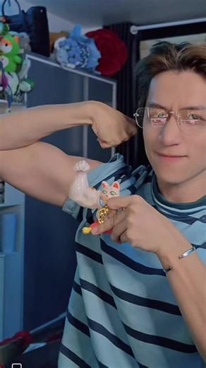 Tượng Con Mèo và Tuổi 18: Hơn Thua Hài Hước