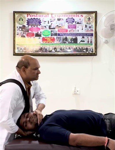 Chiropractor Neck Adjustment by Dr. Abhishek Pratap #manipulationmagic #cervicaltreatment