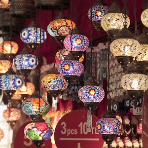 Le Grand Bazar d'Istanbul vous ouvre ses portes ! Venez arpenter ses allées avec Jérôme Pitorin ce soir à 20h50 sur France 5 ! Go Turkey Service de la Culture et de l'Information de Turquie #EchappeesBelles #Voyage #Istanbul #Turquie #GoTurkey #PartirEnTurquie | Echappées Belles
