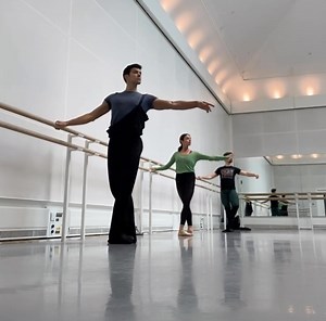 #mondaymotivation via the "Italian neighbourhood " 🇮🇹 #repost Alessandra Ferri At the barre with three superstar dancers: Alessandra Ferri, Roberto Bolle and Valentino Zuchetti, in class with Pino Alosa at the Royal Ballet, London. | MDM Dance