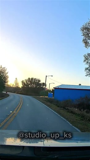 📞🤣 PEGADINHA DO HIROSHIMA – CONFUSÃO NA LOJA DE CACHORRO! 🐶🔥 O Mussão ligou para um japonês que tem uma loja que vende cachorro 🐕. A ligação começou normal… perguntando sobre os cachorros, preços e criação. Tudo tranquilo… até o Mussão soltar a bomba 💣 Ele perguntou se o rapaz era filho do Sr. Kumamoto. O japonês respondeu que sim. Então o Mussão dispara: 👉 “Rapaz, disseram que o seu pai, o Sr. Kumamoto, come cachorro com cana…” 😳🐶🌿 Na hora o homem já muda o tom! “Quem tá falando isso?