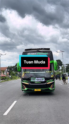 Perahu Layarnya: Petualangan di Laut