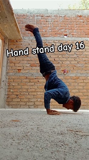 hand stand day 16 💪🗿😉. #calisthenicsworkout #motivation #fitnessshorts #fitness #calisthenics