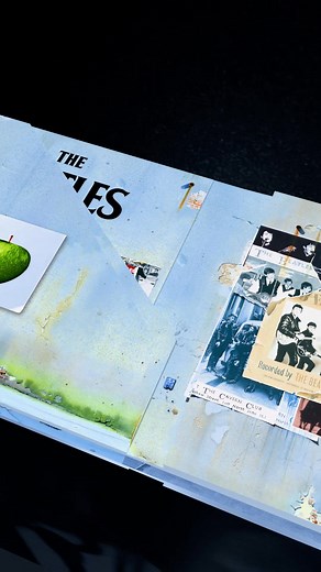 THE BEATLES - ANTHOLOGY COLLECTION & ANTHOLOGY 4 enfin disponible ! Beatles Anthology, c’est l’histoire des Beatles. Cette série documentaire diffusée en 1995 sera de retour sur Disney . Afin d’accompagner la série, le coffrets 12LP et 8CD Beatles Anthology réunissent les 3 volumes précédemment sorti avec l’ajout d’un 4ème volume inédit de 36 titres dont 13 jamais publiés et 17 tirés des éditions Super Deluxe. 🎸 Au total 191 titres, outtakes, demos, live qui montre le développement musical des