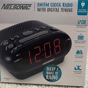 AM/FM clock radio with digital tuning. New never use just open box for checking