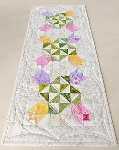 Quilted Flower Table Runner - Spring Tulips on Beige - 33" by 14" | Summer Wall Hanging | Floral Table Runner | Handmade Mini Quilt - Etsy