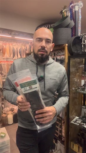 📌 Quel Saddle choisir pour vos montages mouche ? Pas toujours facile de s’y retrouver entre tous les labels Whiting... Voici un guide simple pour faire le bon choix selon vos besoins 👇 🟥 Red Label Midge 🔸 Idéal pour les petits hameçons #18 et en dessous 🔸 Parfait pour les micro‑sèches et les montages fins 🟥 Red Label Standard 🔸 Pour hameçons #16 / #14 🔸 Le meilleur rapport qualité/prix pour la mouche sèche classique 🟩 Green Label Hebert Miner 🔸 Plumes pour tailles #14 / #12 / #10 🔸 Id