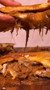 20K views · 1.4K reactions | 燎暈 CENA EN 10 MIN 暈燎 Ingredientes  6 rebanadas de pan  4 huevos 讀 50g queso cabra 燎 100g cebolla caramelizada 暈 100g provolone 燎 Atte. JP #jpcooking #otronivel | Jp Cooking | Facebook