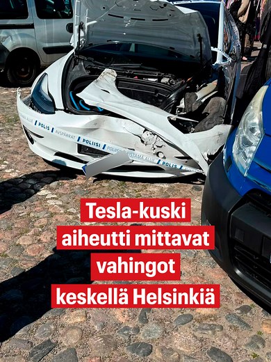 Auto törmäsi useisiin autoihin Lönnrotinkadulla Helsingissä