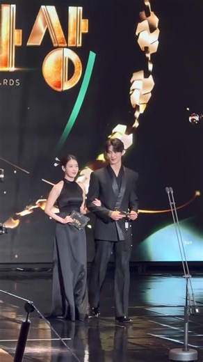Byeonwooseok and IU at the 2025 MBC Drama Awards Fancam