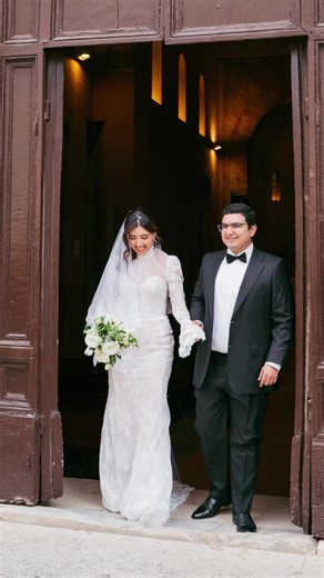 No existen palabras para describir lo que sentimos al abrir este álbum... Es como teletransportarnos a Roma y vivir nuestra boda paso a paso otra vez 💍 Si esto fue un sueño, por favor, ¡que nadie me despierte! ✨ Sigo sin procesar tanta magia. 🥂 ¿Cuál es su foto favorita? Yo no puedo elegir solo una. 👇 #weddingphotos #romewedding #weddingtiktok #weddinginspiration #miriyedel @Mirislg @edelrh