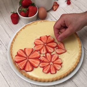 3.1M views · 28K reactions | Sommer-Erdbeer-Kuchen! Für die Liebsten heute ein paar Blümchen  | Chefclub DE | Facebook