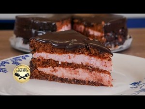 This Lila Pause cake has it all! Chocolate, strawberry and a fluffy sponge full in syrup!