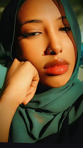 Aad ayaan uga xumahay ina-adeer wixii aad soo martay. Ma aadan u qalmin dhibaatooyinkan adag ee kugu dhacay. Waxaad weyday kanaal YouTube ah oo aad hal sano oo dhan u hurtay dadaal, sabir iyo shaqo aan kala go’ lahayn, adigoo meelo badan u safray si aad u gaarto yoolkaaga. Waxaad gaartay 1.07 milyan oo taageerayaal ah, balse qof aad aamintay ayaa ku khiyaamay, kanaalkaagana u gacan geliyay qof aan cidina ka hor iman karin. Markii aad go’aansatay inaad kanaal cusub furato oo aad mar kale bilowdo,