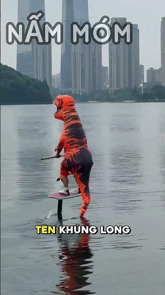 Khủng long ngáo có pha lướt ván bay mặt nước cười ra nước mắt #shorts