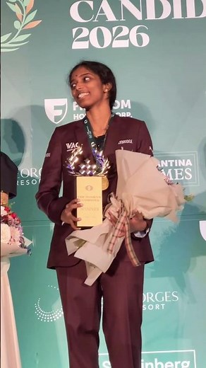 🇮🇳 24-year-old Vaishali Rameshbabu takes the stage and lifts the FIDE Women’s Candidates trophy!