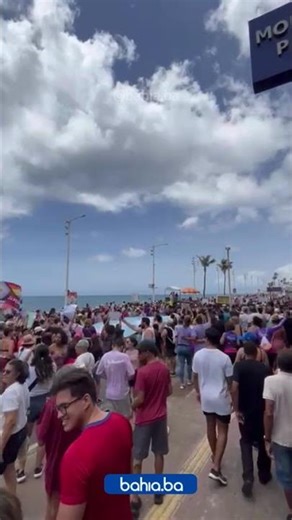 Avenida Oceânica é tomada por multidão em domingo de protestos no Farol da Barra