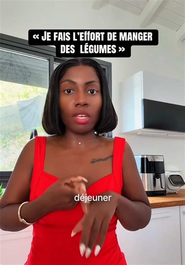 Tu cherches une méthode miracle… Alors que la vraie transformation commence dans ton assiette 🥦✨ Les fruits et légumes ne sont pas un “effort” temporaire. Ce sont des habitudes quotidiennes qui créent la satiété, réduisent les calories naturellement et stabilisent ton métabolisme. Air fryer, gratin léger, salades gourmandes… Le plaisir est compatible avec la perte de poids durable. C’est cette base simple qui m’a permis de maintenir mes résultats sur le long terme 💛 #pertedepoids #mangersain #