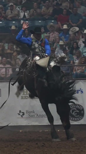 Jayco Roper vs Gronk for 87.5 pts in the final rd San Angelo Stock Show & Rodeo #rodeo #broncriding
