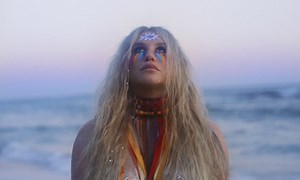 Watch Kesha's mum detail making a necklace from her placenta