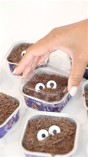 Comment TREAT to make the cutest Halloween treat with these individual baking tins! | Damask Love