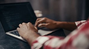 「ITスペシャリスト向けテストソフトウェアのクローズアップ、ノートパソコンへのコード入力、プログラミング」の動画素材（ロイヤリティフリー）3854908489 | Shutterstock