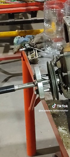 Cómo quitar la polea del cigüeñal con extractor de poleas