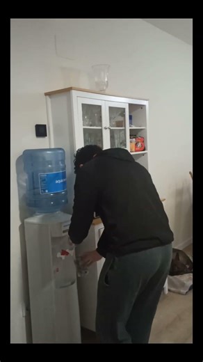 Queria agua y acabe en una cita con el water cooler🚰#deltarune #absurdo