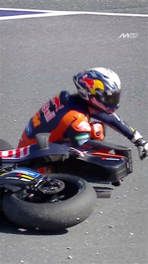 Acosta celebrates his first MotoGP win in an💥 ICONIC💥 way recreating yesterday’s crash 💯