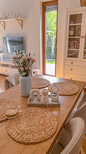 𝙺𝚊𝚜𝚒𝚊 𝙷𝚘𝚖𝚎 & 𝙻𝚒𝚟𝚒𝚗𝚐 on Instagram: "•livingroom sun• O takiej pogodzie możemy aktualnie pomażyć. Przez najbliższe 5 dni czeka nas masakra deszczowa, ale wierzę, że po niej nadejdzie fala upałów ☀️. Dacie wiarę, że w maju siedziałam tylko raz na tarasie? Wszystko mam pochowane, poduchy, ozdoby. Ba, nawet nowa aranżacja czeka na nagrywki, a tu klops. Można śmiało w komentarzach narzekać na pogodę 😂. . . . #livingroomdecor #livingroominspo #livingroomideas #livingroomdetails #livingr