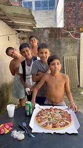 1.1M views · 10K reactions | Pensando em incluir essa prova na próxima temporada do Pequenos Gênios. 藍藍 Se demorasse mais um pouco, o primeiro garoto comeria a pizza inteira. | Luciano Huck | Facebook